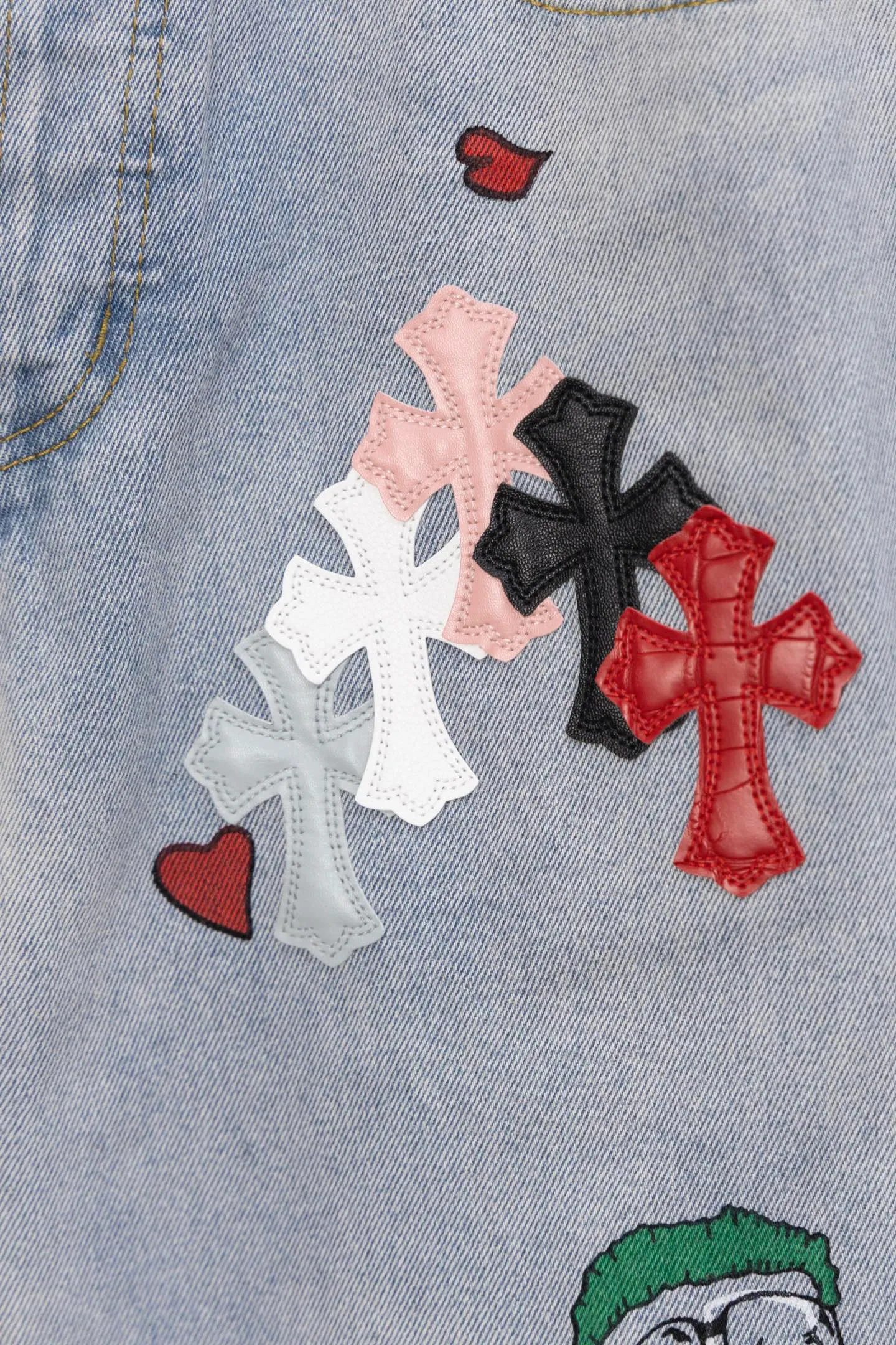 P250 Chromehearts CH limited street graffiti jeans, light blue washed denim, covered with crosses, stars, cartoon characters and other hand-painted graffiti, full of street feel. The counter price is 34W level, patchwork cross flower embellishment, washed jeans! ! An absolutely high-end luxury product, a 1.9W-level god-level single product, a super popular product, made by top heavy industry, a magic weapon that cannot be missed! [About Zangyin] This is an extremely luxurious fashion brand that can also be called the aristocracy of the high street. It has always been an exclusive brand for some hipsters or rich second generations. Compared with ordinary high streets, it is more luxurious and noble. Compared with luxury brands, it is more fashionable and individual. It has always been a brand that I have a special liking for. [Top heavy industry fashion design] Consistently high-street luxury style. Speaking of this style, the Zangyin family and GU family are definitely the leading representative brands. Especially the Zangyin family has really achieved a state-of-the-art effect in creating high-street style. The unique washed material is used to create this style. The color system is already quite eye-catching. After it is decorated with patchwork cross flowers, it cleverly highlights the charm of the brand. Secondly, this style uses classic The high-waist cutting design highlights the long legs and fashionable temperament of the upper body. The brand is highly recognizable and the slim fit configuration is more suitable for daily wear. It is a product that interprets personality, fashion, and specifications at a glance. This single product is enough to make any fan excited. It can be a white T-shirt for a youthful college style, or a tight suspender for a royal style. It has strong matching ability and can be easily controlled by men.  [Materials and craftsmanship] Needless to say, this point goes without saying. As an excellent craftsman brand, Zangyin’s requirements for details and craftsmanship are really perfect. The washed color of this model has gone through so many processes, not to mention the embellishment of denim appliques. It is also purely hand-made and sewn. Just like what they believe in, only hand-made things have soul and have the meaning of wear. A top-notch heavy-duty fashionable denim item, I look forward to your perfect interpretation! !  Color: blue Size: 28-36
